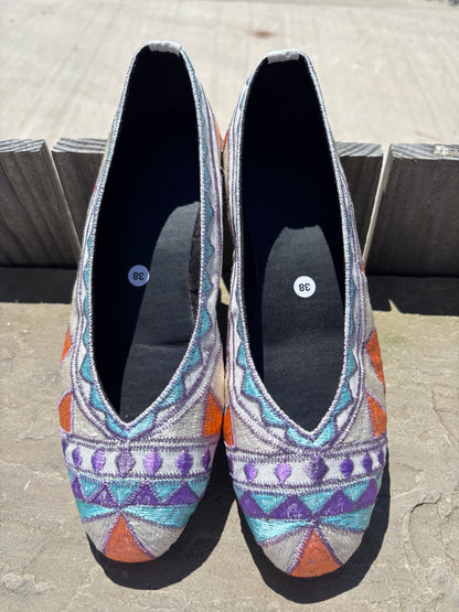 Embroidered  ballet pumps with a rubber sole.