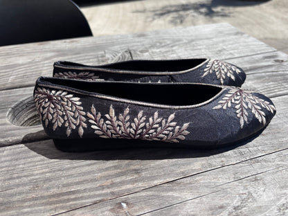 Embroidered  ballet pumps with a rubber sole.