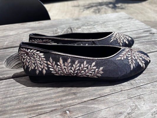 Embroidered  ballet pumps with a rubber sole.