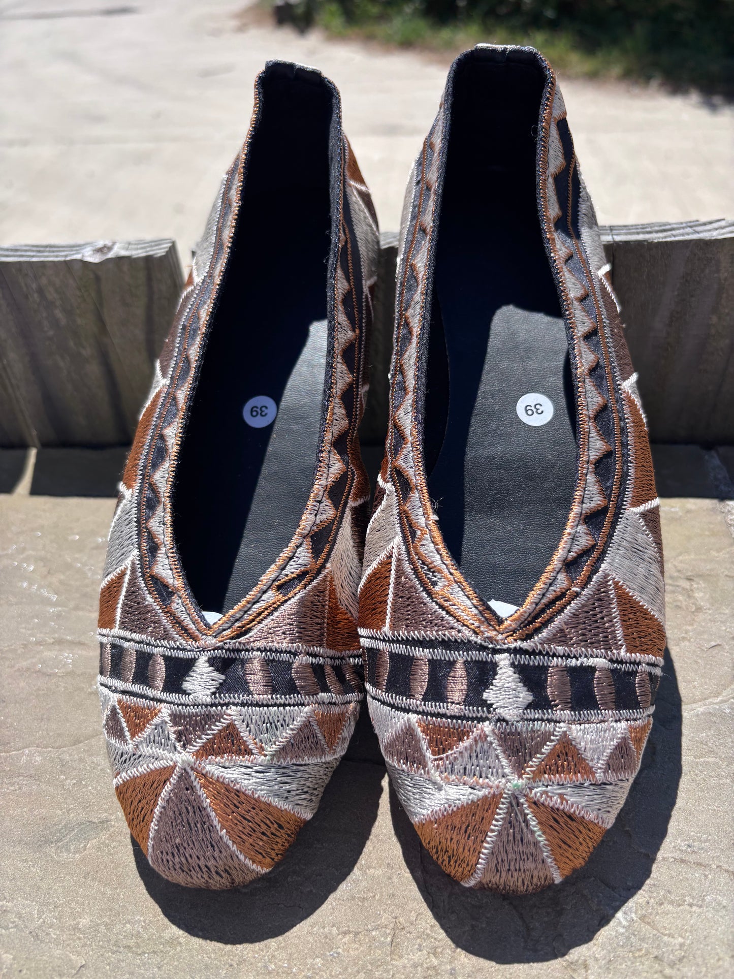 Embroidered  ballet pumps with a rubber sole.