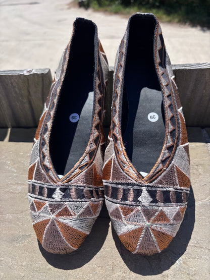 Embroidered  ballet pumps with a rubber sole.